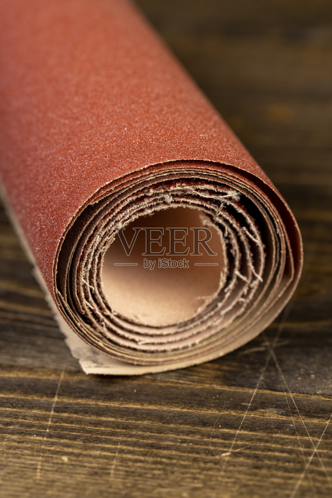红色粗糙砂纸，用于木材和金属加工照片摄影图片