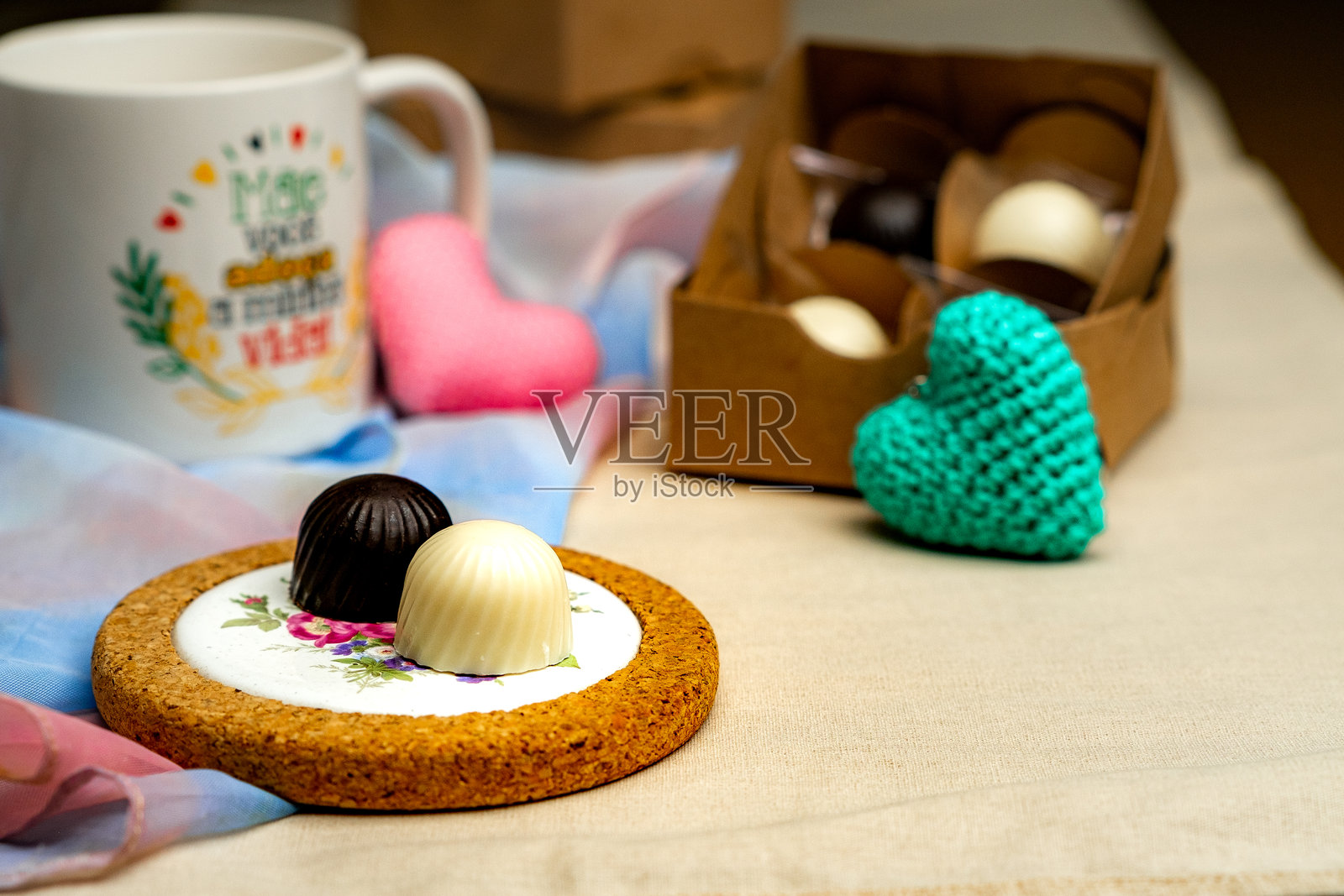 情人节或复活节的巧克力盒子和巧克力糖照片摄影图片