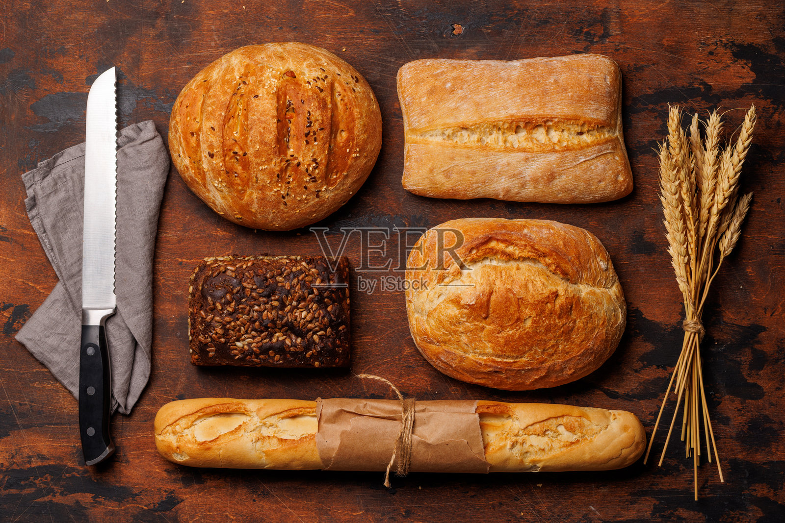 新鲜出炉的面包在桌子上陈列。照片摄影图片