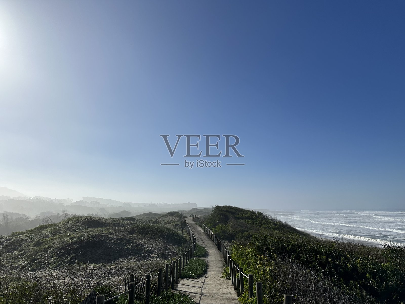 位于葡萄牙维亚纳·杜·卡斯特洛的安科拉海滩附近的海岸沙丘中的木栈道，2024年1月照片摄影图片