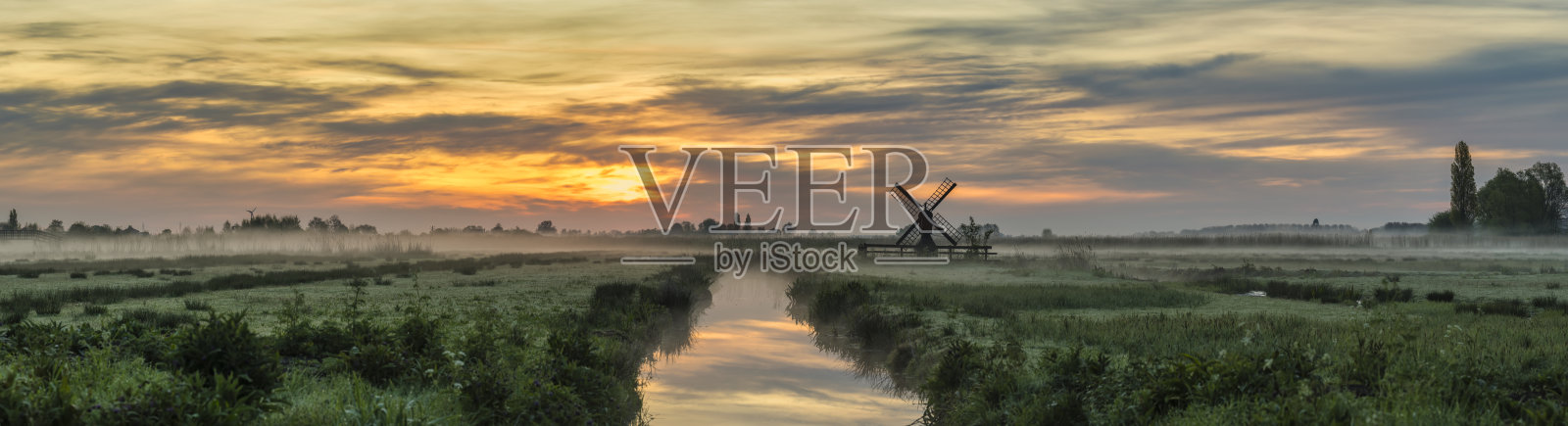 阿姆斯特丹赞萨斯汉斯村的小荷兰风车和田野全景日出照片摄影图片