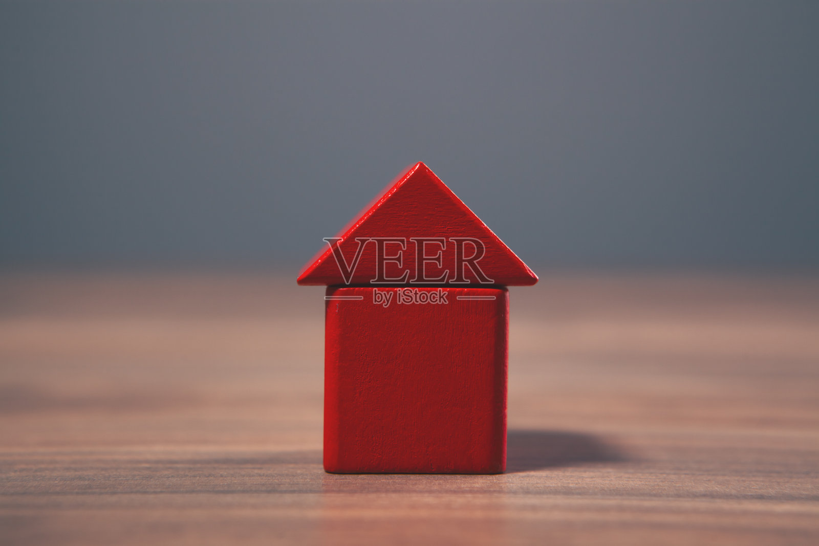 木质背景上的房屋模型与玩具照片摄影图片