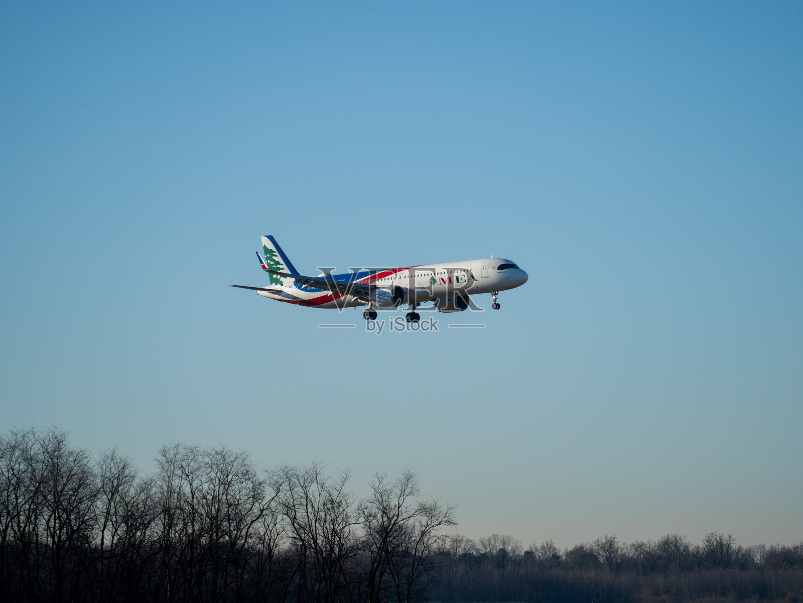 中东航空公司黎巴嫩航空的空客A320 NEO正在米兰马尔彭萨国际机场降落照片摄影图片