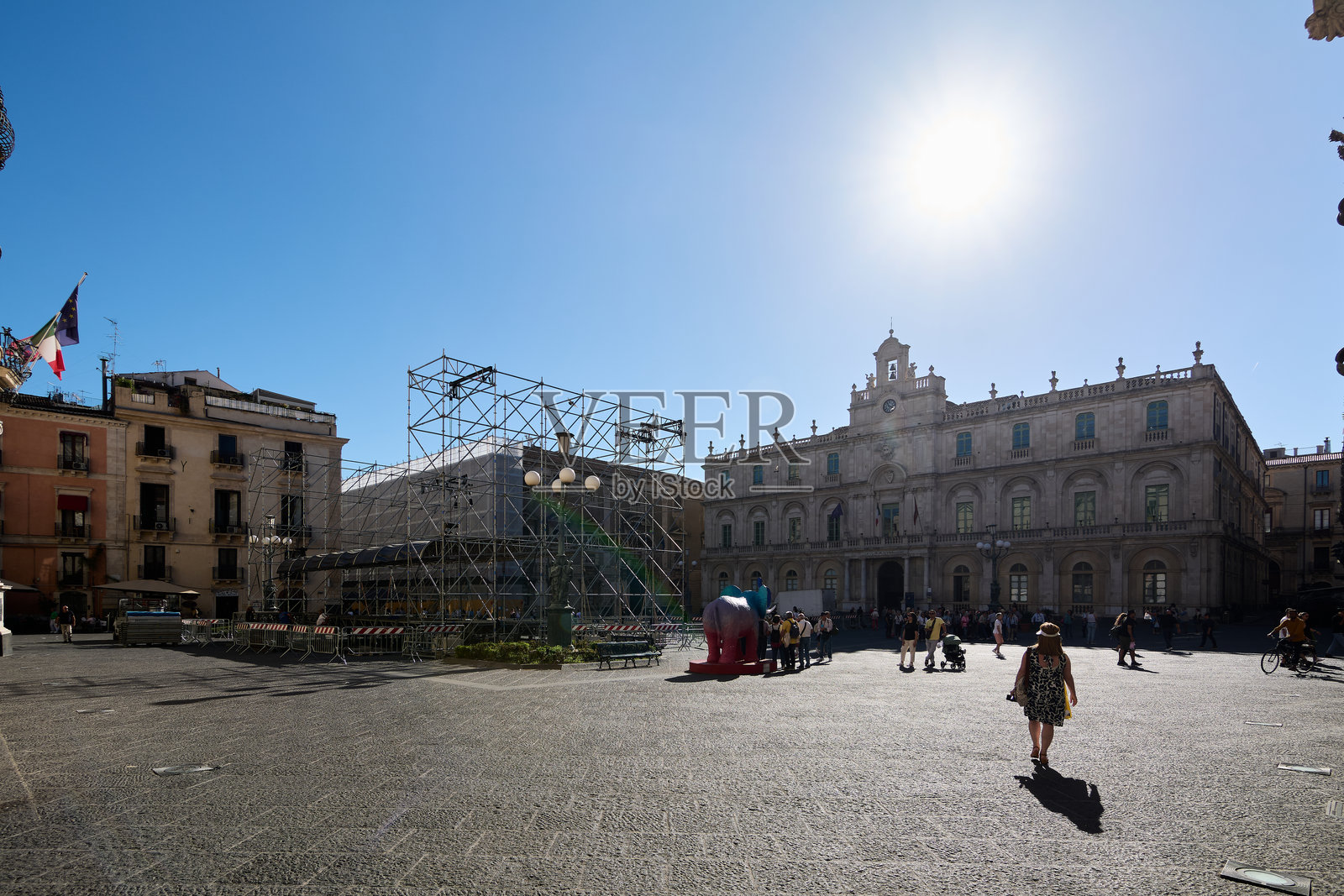 阳光明媚的卡塔尼亚广场与女性和建筑照片摄影图片