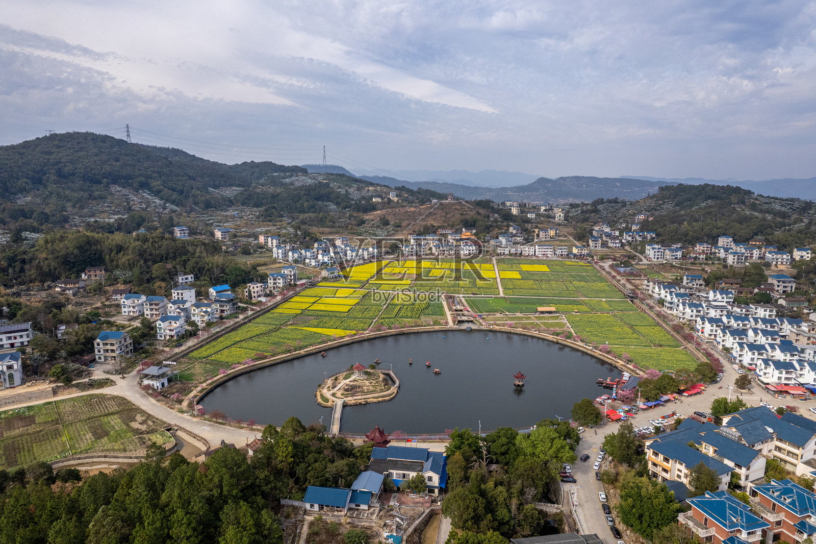 农村房屋、人工湖和田野的鸟瞰图，呈现出色彩调色板的设计照片摄影图片