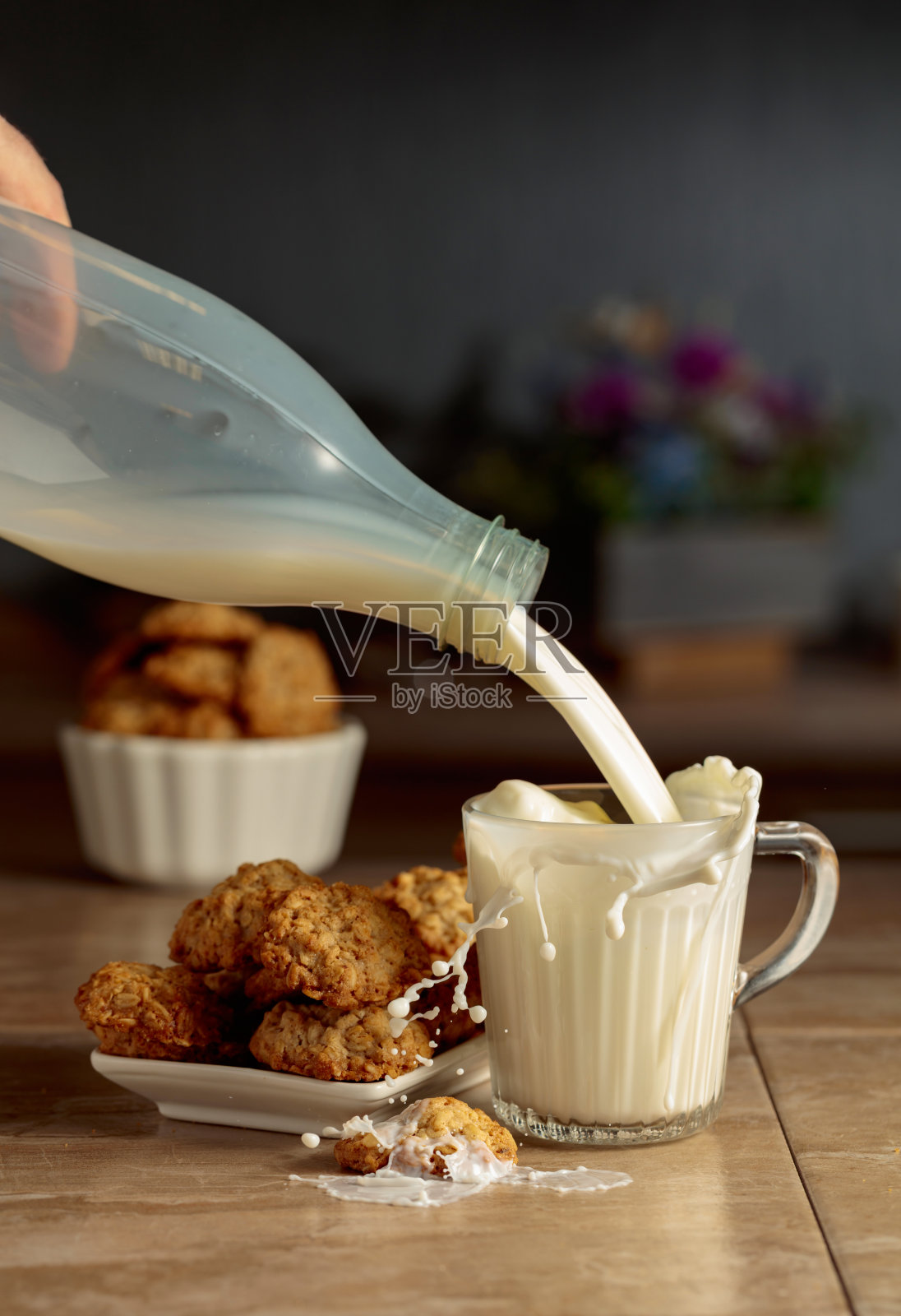 厨房桌子上的燕麦饼干和牛奶。照片摄影图片