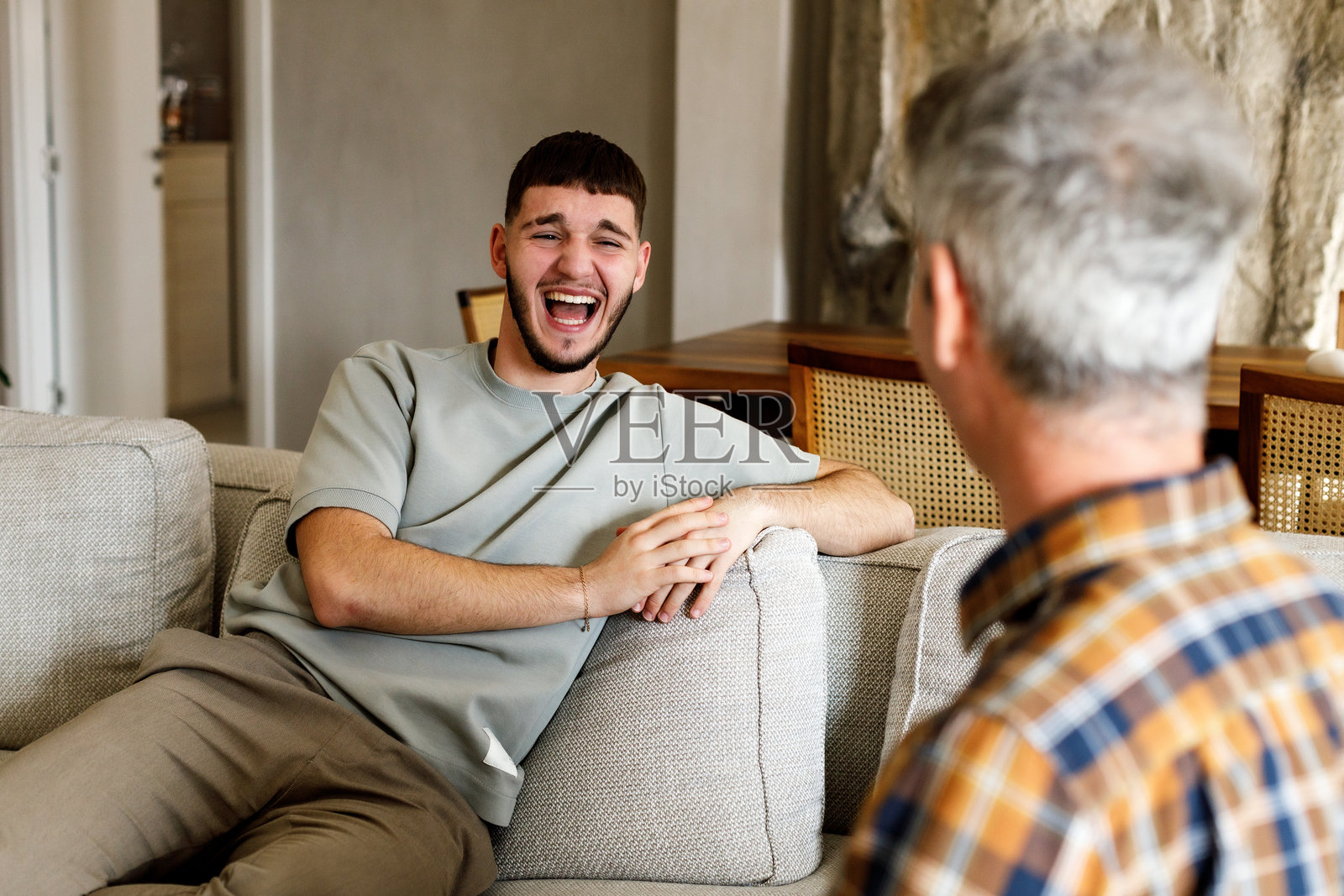 一个十七岁的少年正在与他的父亲共享时光照片摄影图片