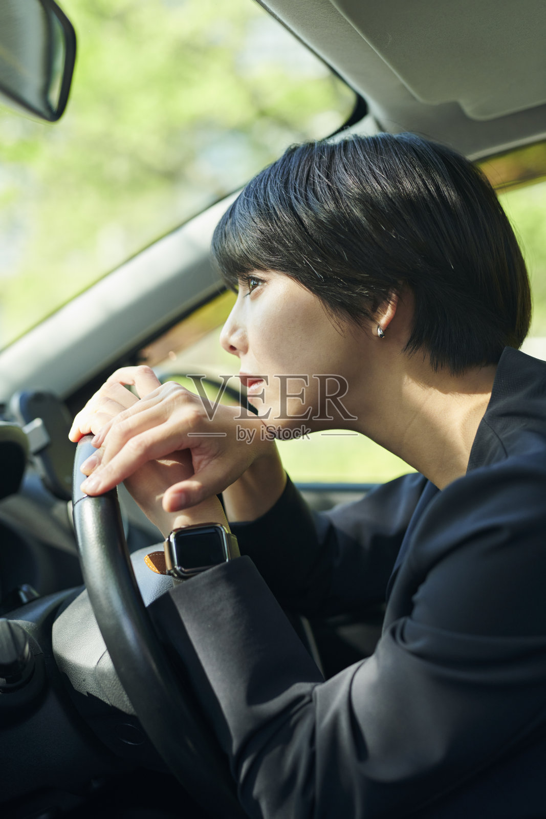 30多岁的女性办公室职员开车照片摄影图片