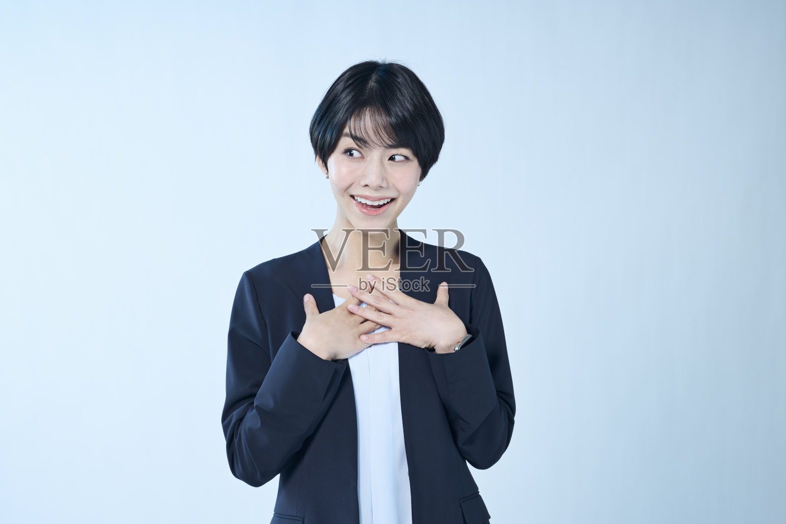 一位面带愉悦表情的女性办公室职员照片摄影图片