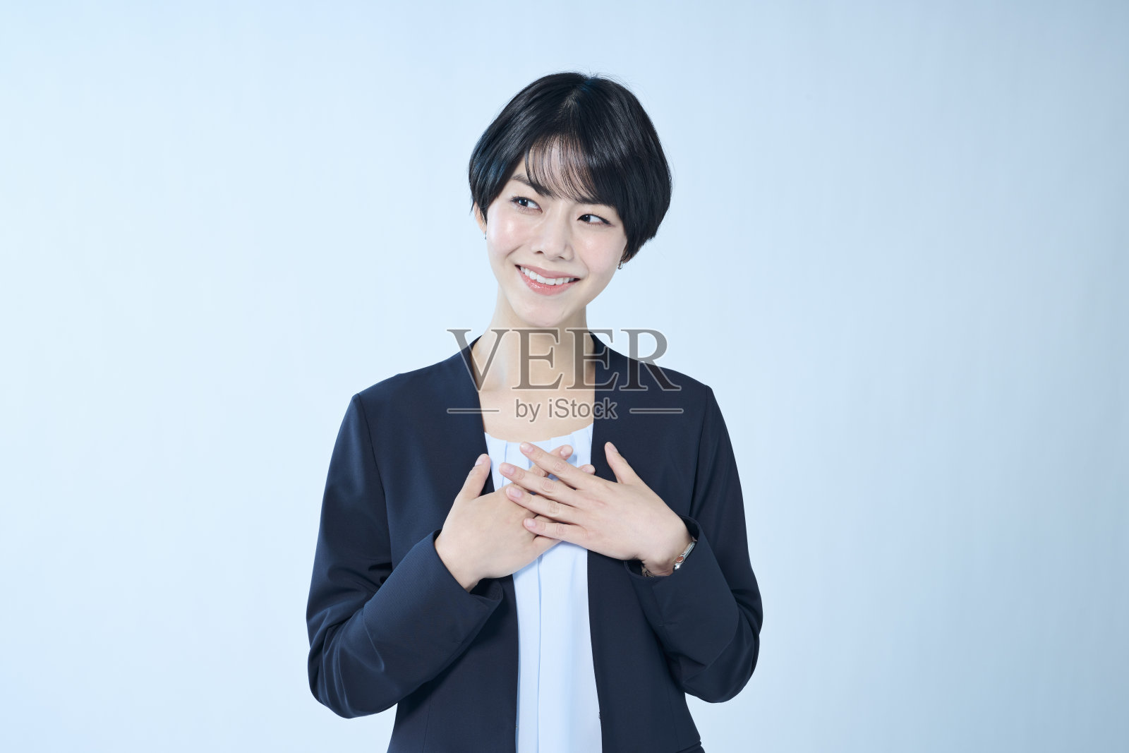 一位面带愉悦表情的女性办公室职员照片摄影图片