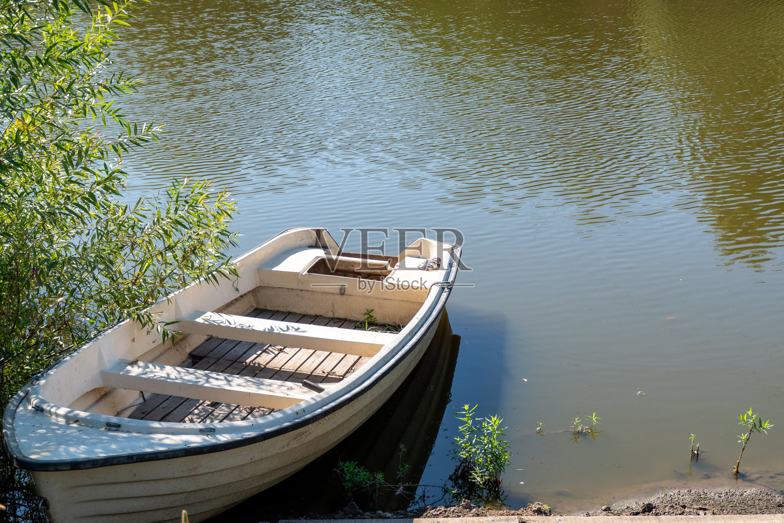 河上的船照片摄影图片