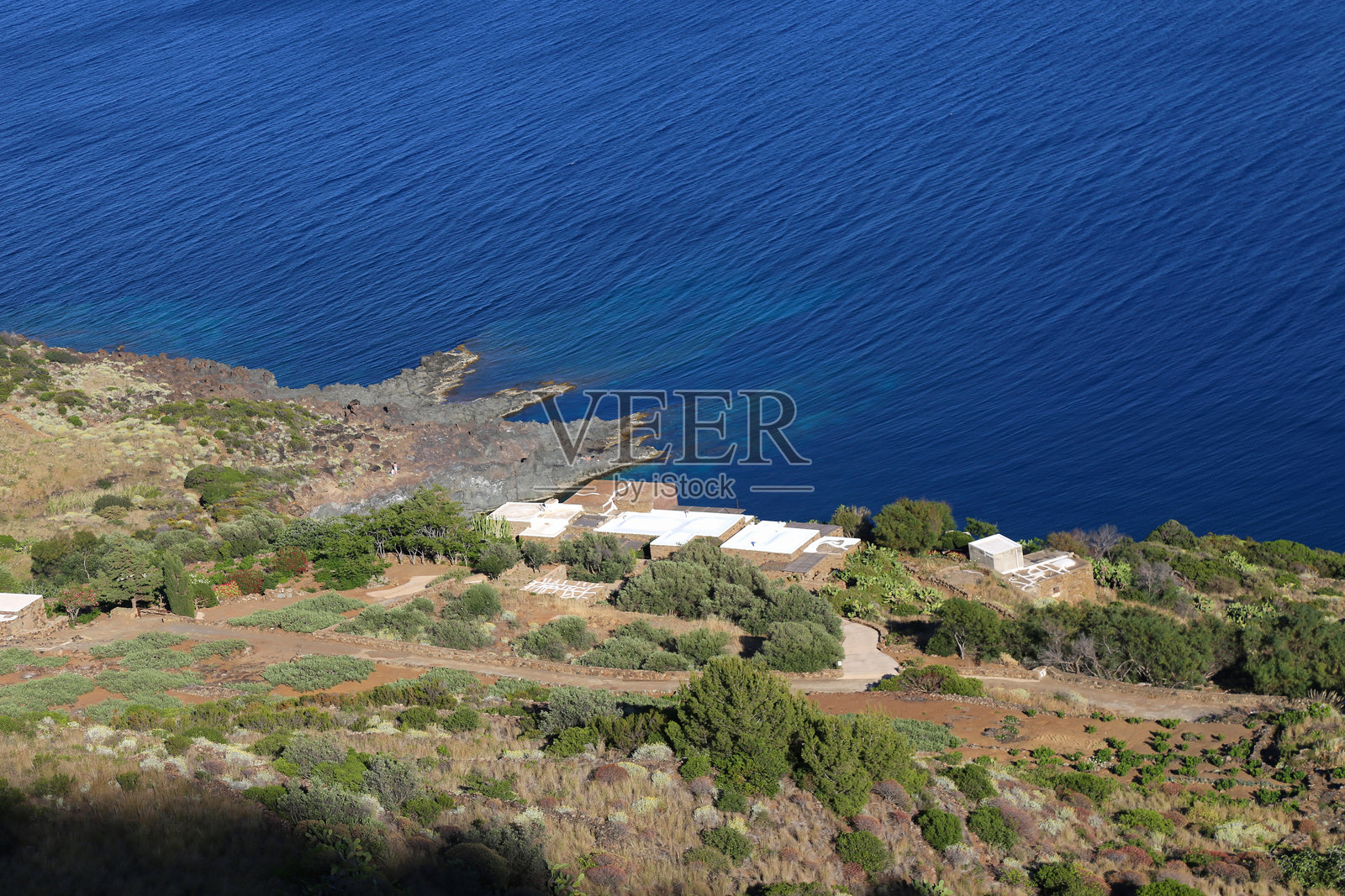 令人惊叹的潘泰莱里亚海岸线，陡峭的悬崖与蔚蓝的天际线照片摄影图片
