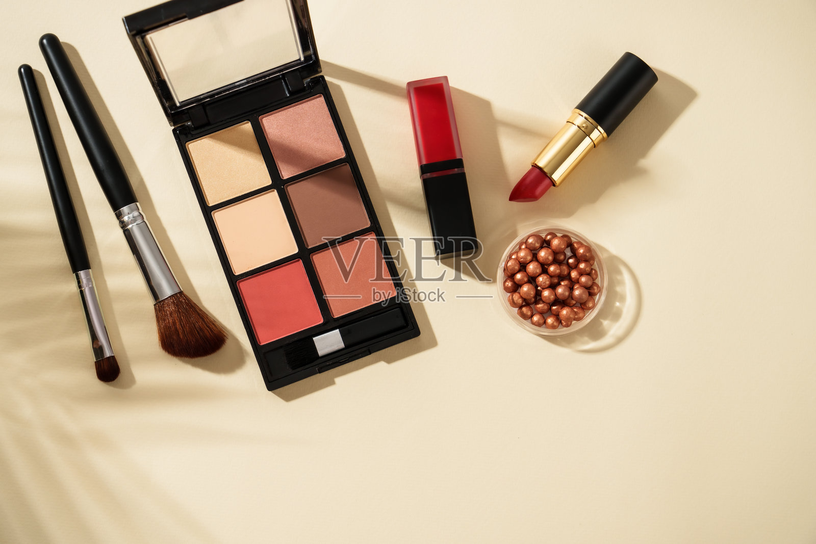 在彩色背景上摆放的产品，带有明显的硬阴影。照片摄影图片