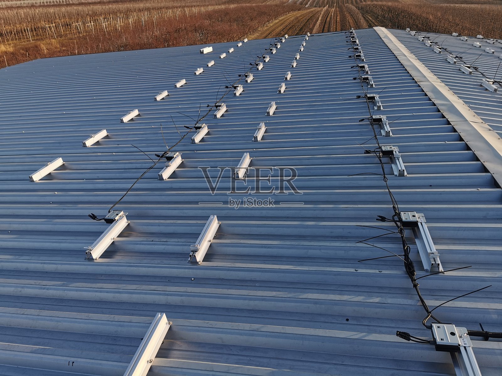 屋顶上安装了太阳能电池板的结构照片摄影图片