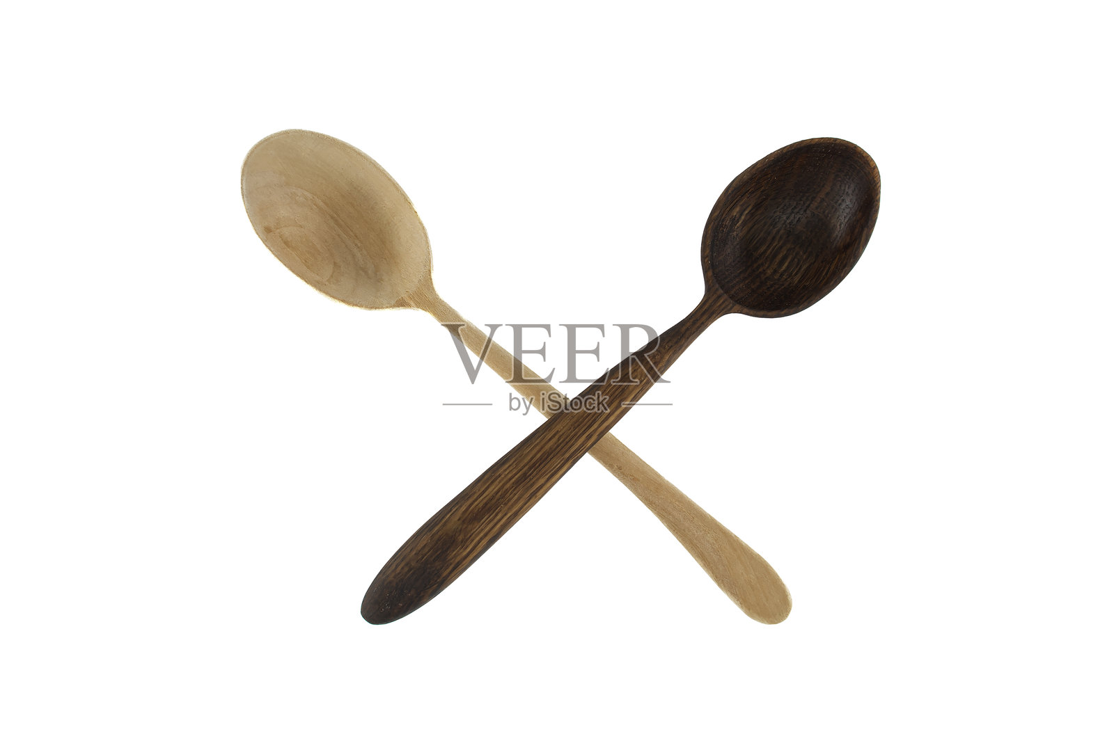 一把浅色和深色的木勺交叉放置在白色表面上，适合烹饪主题。照片摄影图片