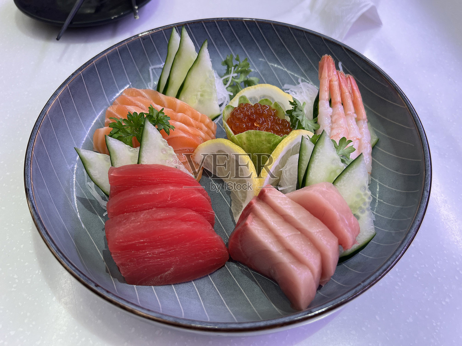 一盘各式各样的日本生鱼片照片摄影图片
