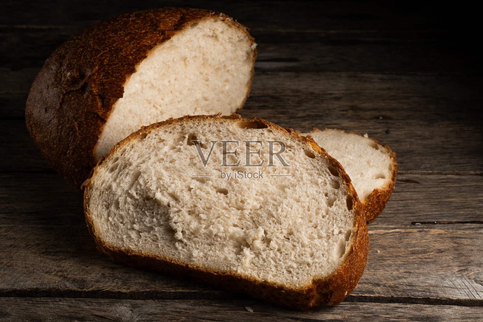 切片面包放在木质背景上。照片摄影图片