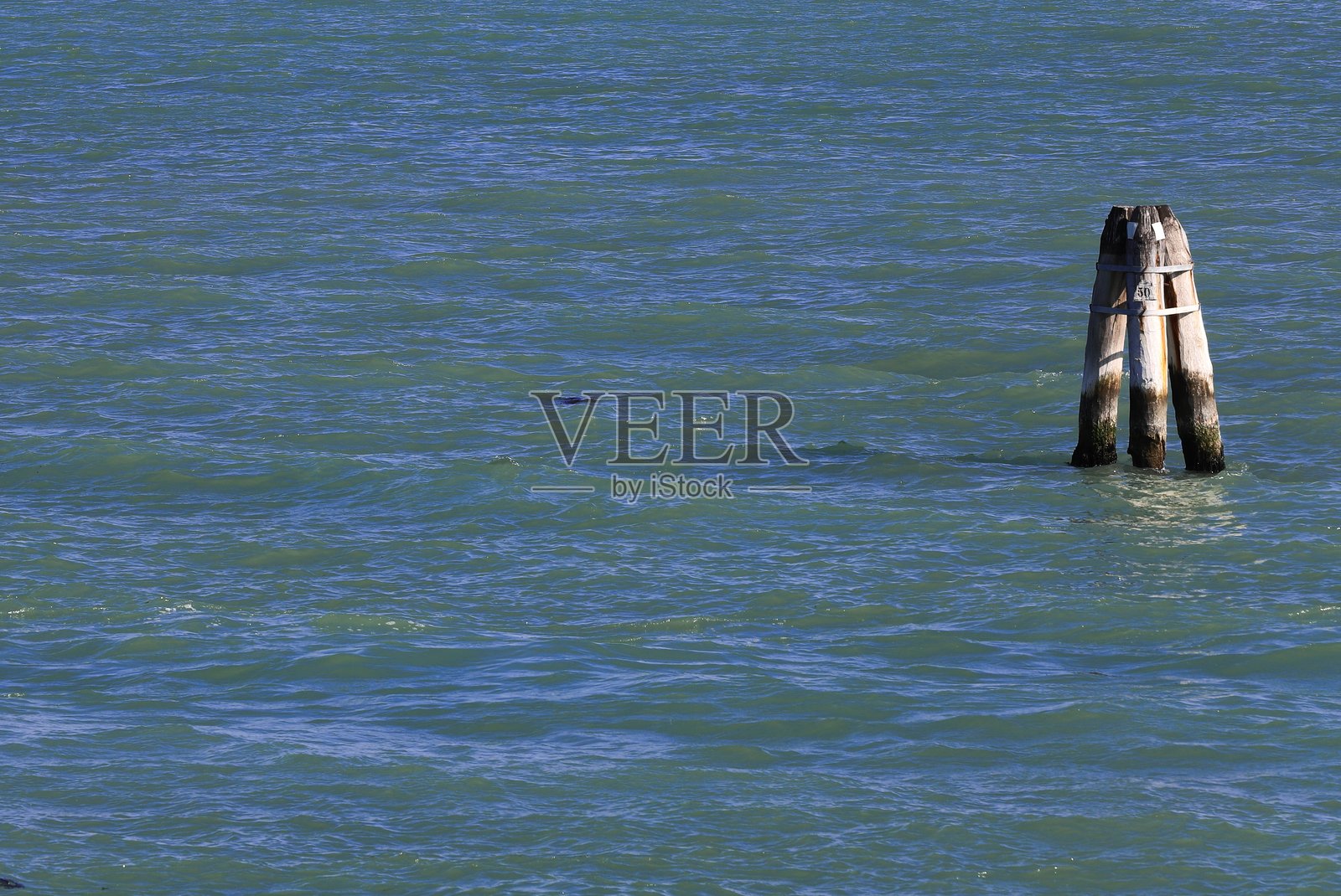 在海上和威尼斯运河的报告照片摄影图片