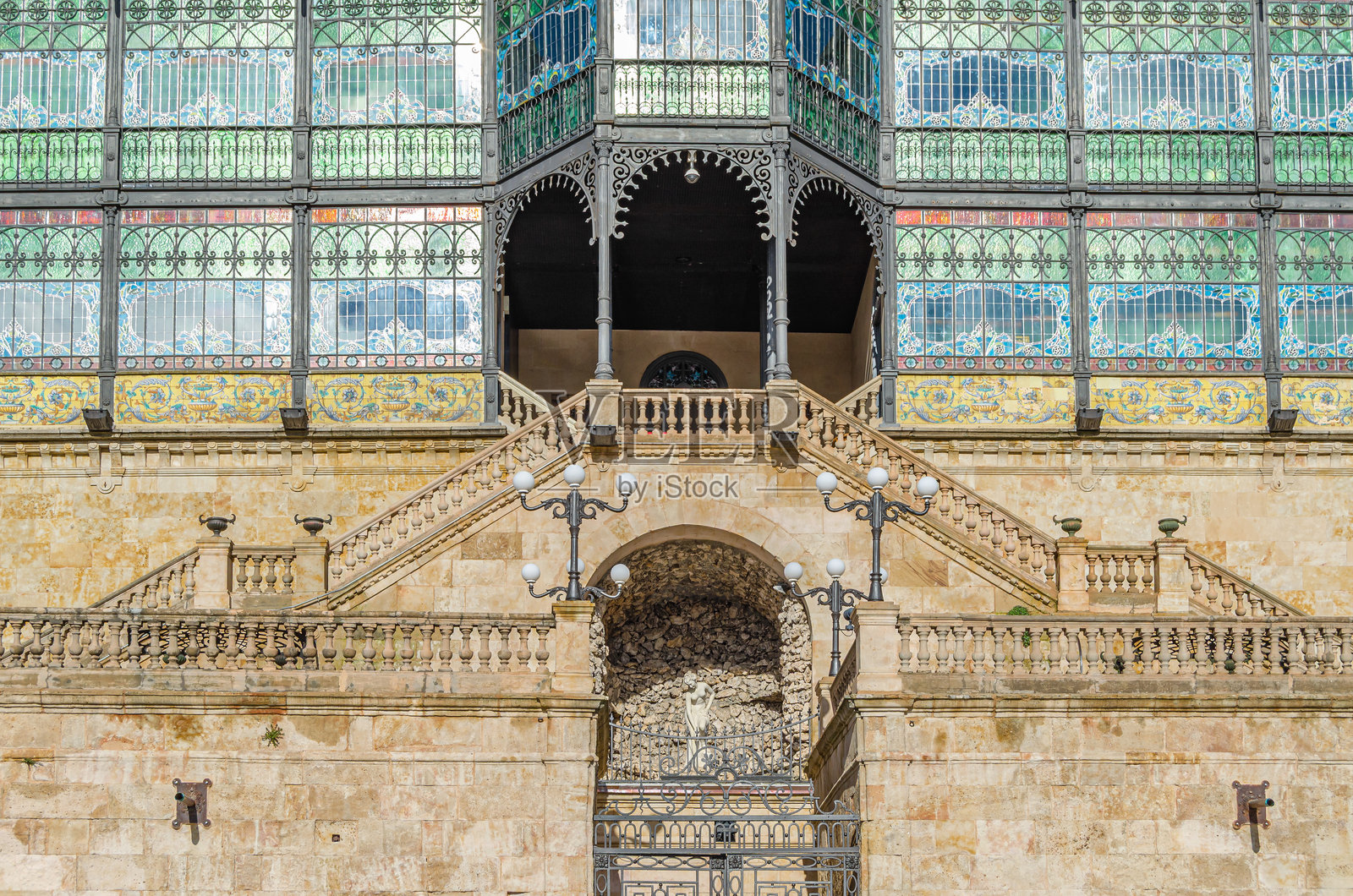 卡萨·利斯，一座位于西班牙卡斯蒂利亚和莱昂省萨拉曼卡的现代主义豪宅，建在古老的城墙遗址上，是新艺术与装饰艺术博物馆的所在地。照片摄影图片