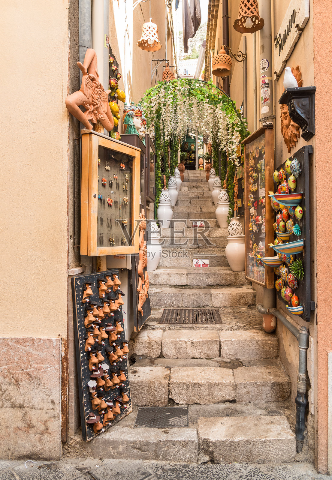 塔奥米纳历史中心的一条狭窄街道，位于梅西纳省。照片摄影图片