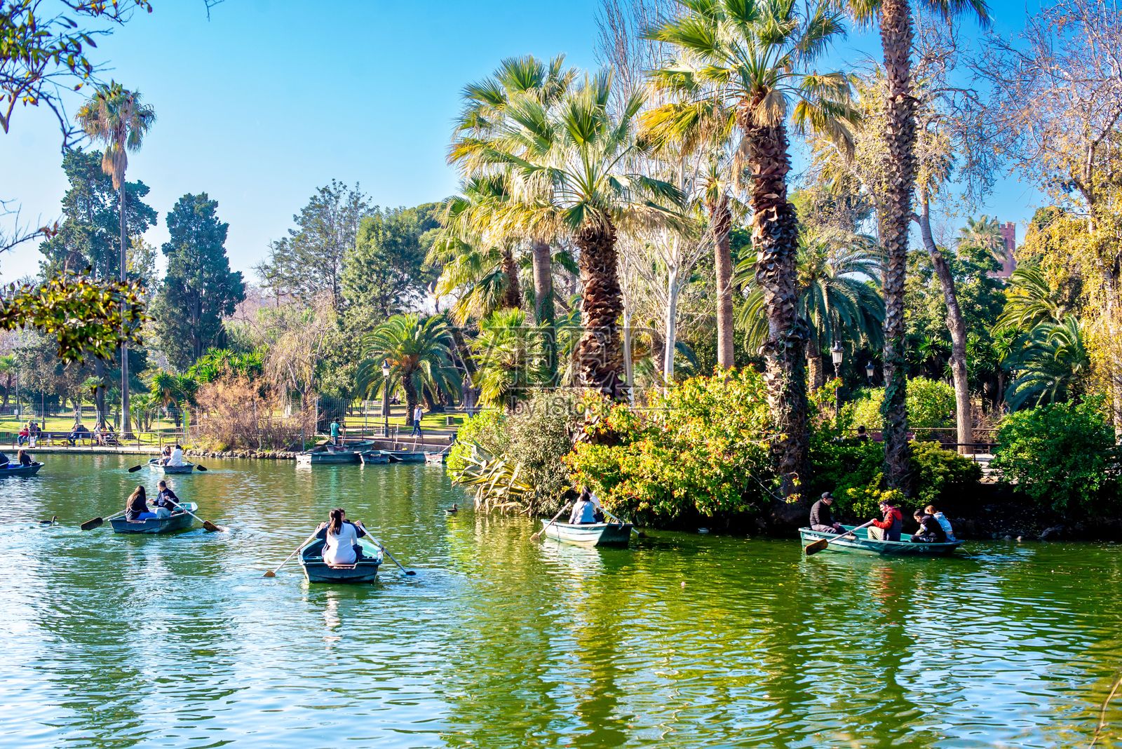 西乌达德拉公园的湖泊与小船照片摄影图片