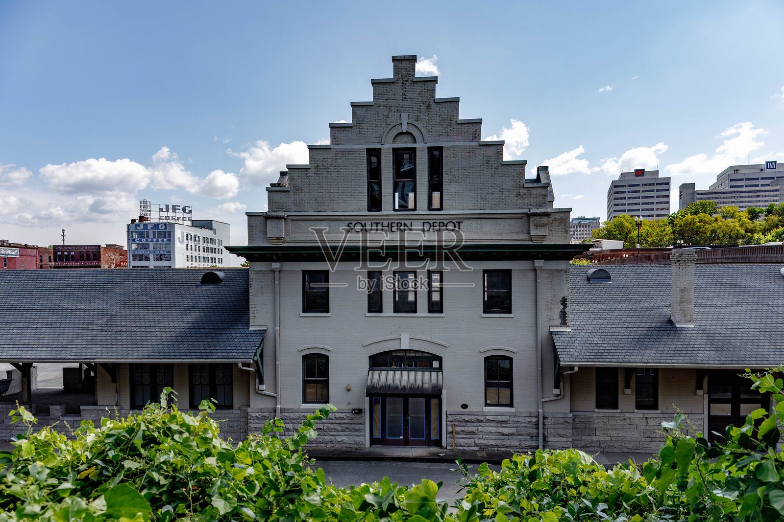 南方车站，背景为城市天际线，诺克斯维尔照片摄影图片