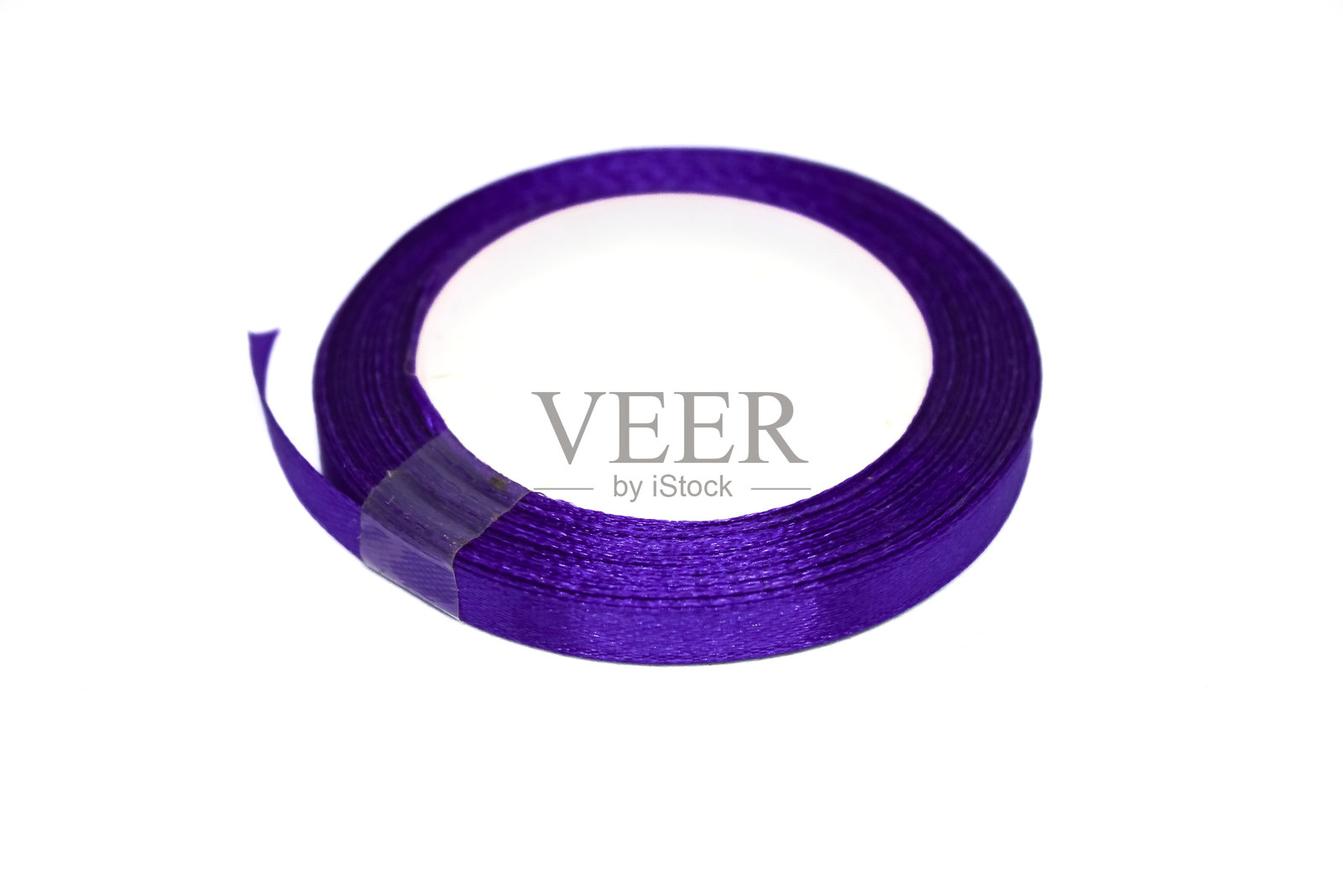 紫色缎带，孤立在白色背景上照片摄影图片