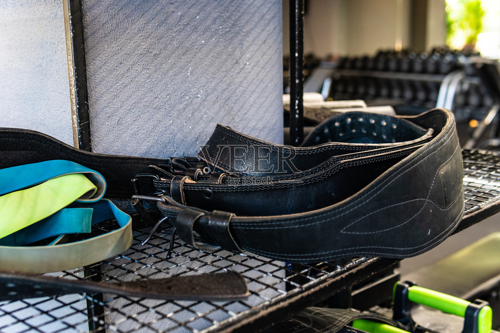 现代健身房的重型健身器材，体现健康的生活方式与运动健身。照片摄影图片