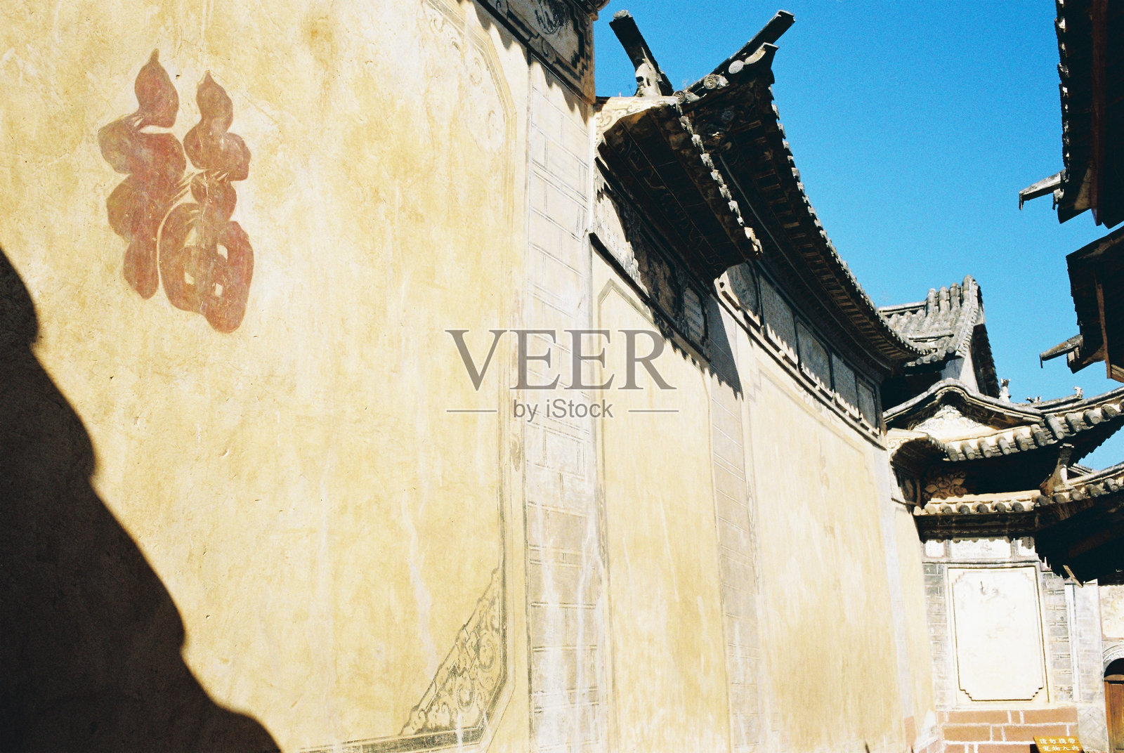 阳光洒在寺庙的墙壁上照片摄影图片