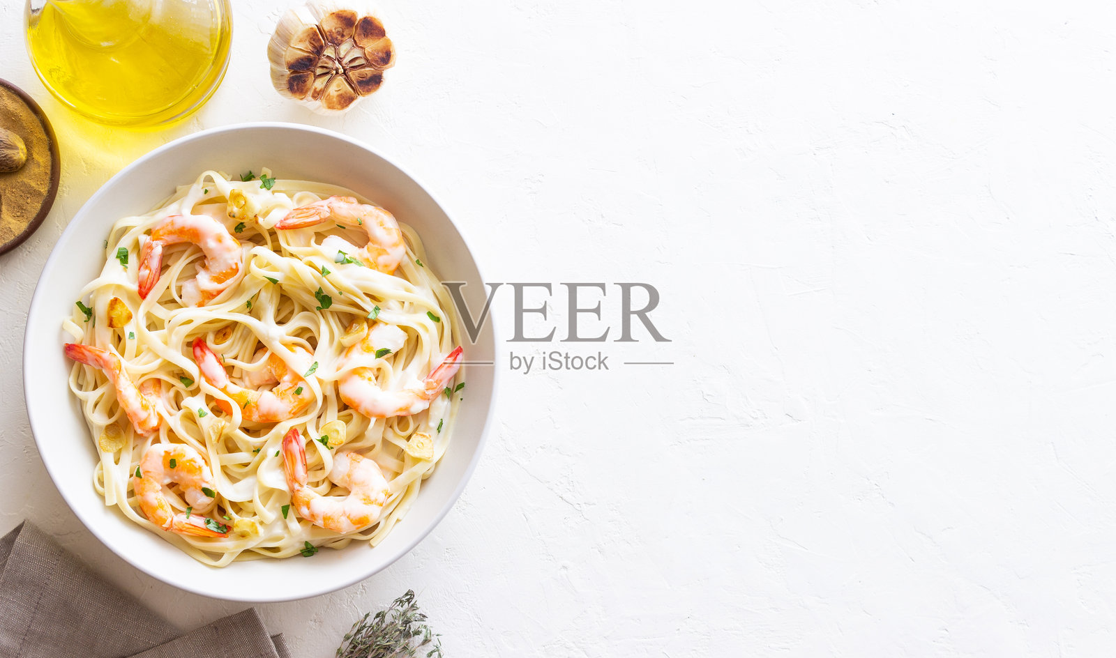 奶油大蒜酱虾仁意大利面。意大利菜。照片摄影图片