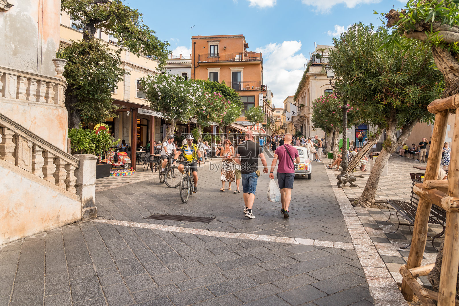 游客们正在参观梅西纳省的陶尔米纳历史中心。照片摄影图片