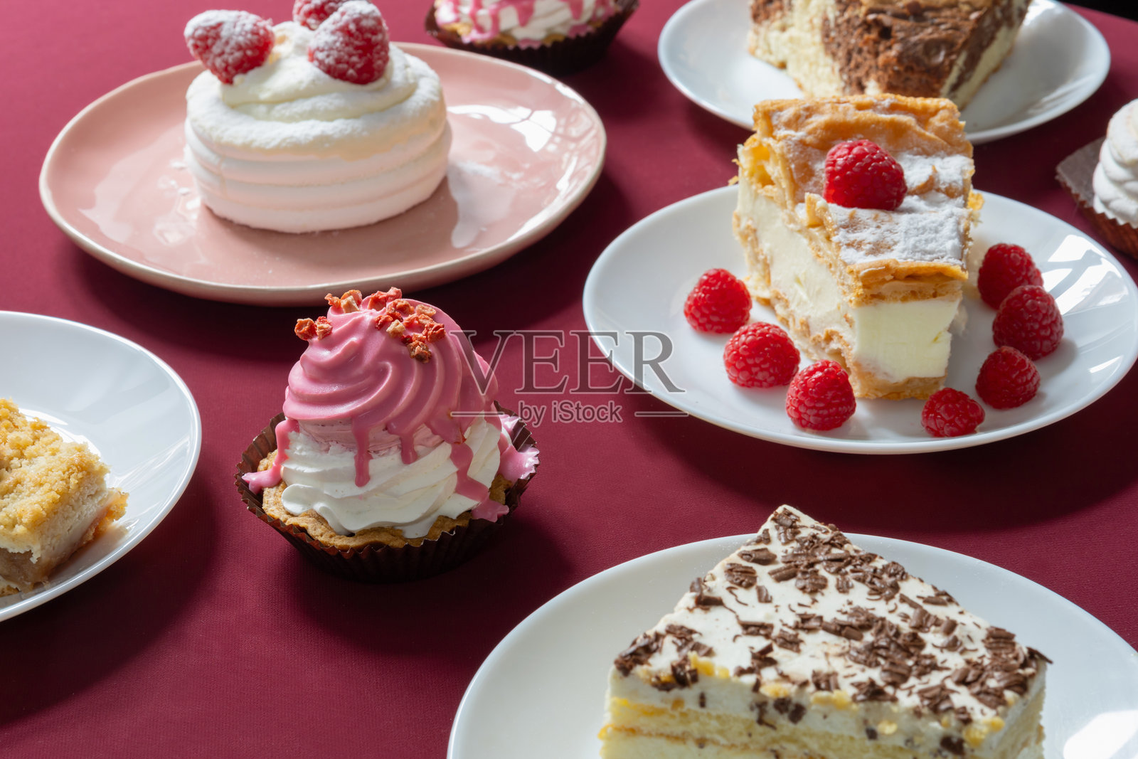 白盘子上的覆盆子甜点摆放在桌子上照片摄影图片