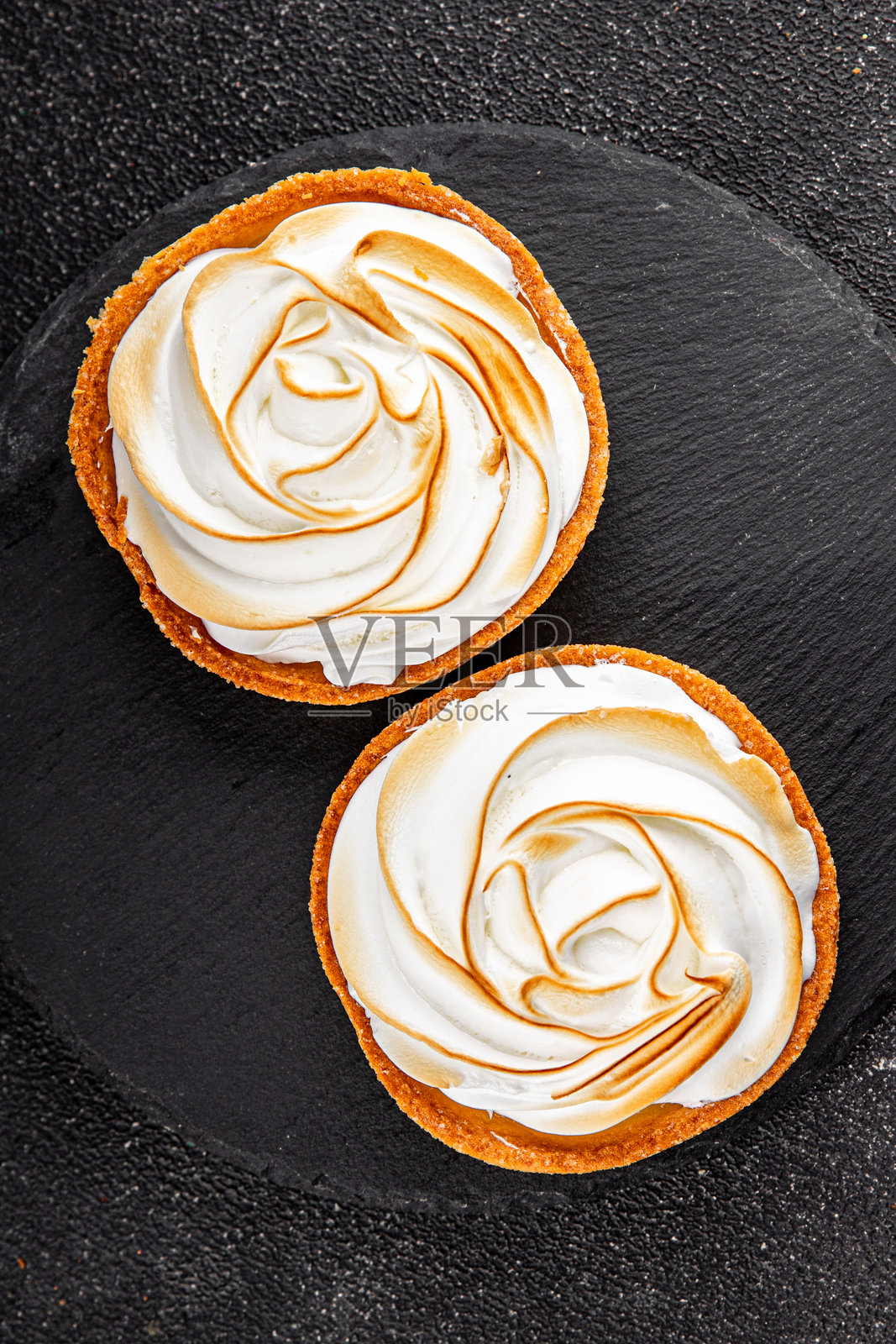 柠檬挞，甜点，蛋白霜，柠檬凝乳，酥皮，鲜美可口的美食，背景，桌面，乡村风格，俯视图，留白空间照片摄影图片