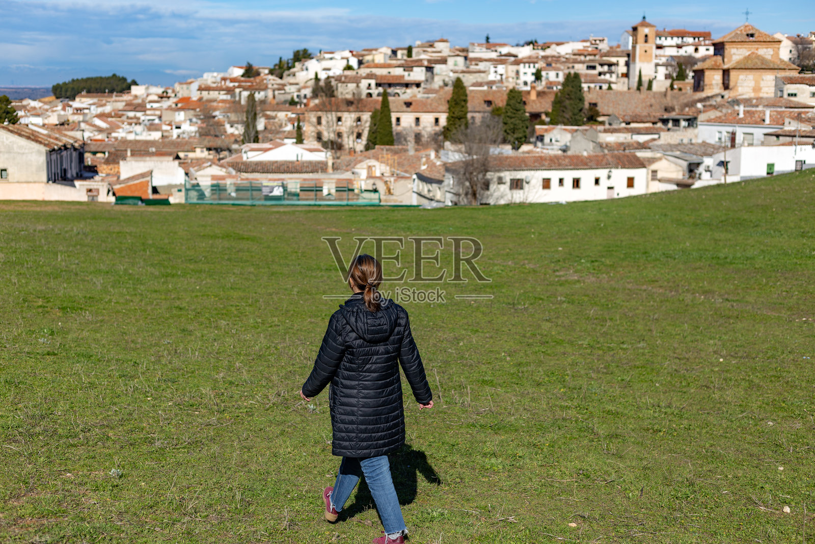 成熟的女性沉思于风景如画的钦琼景观照片摄影图片