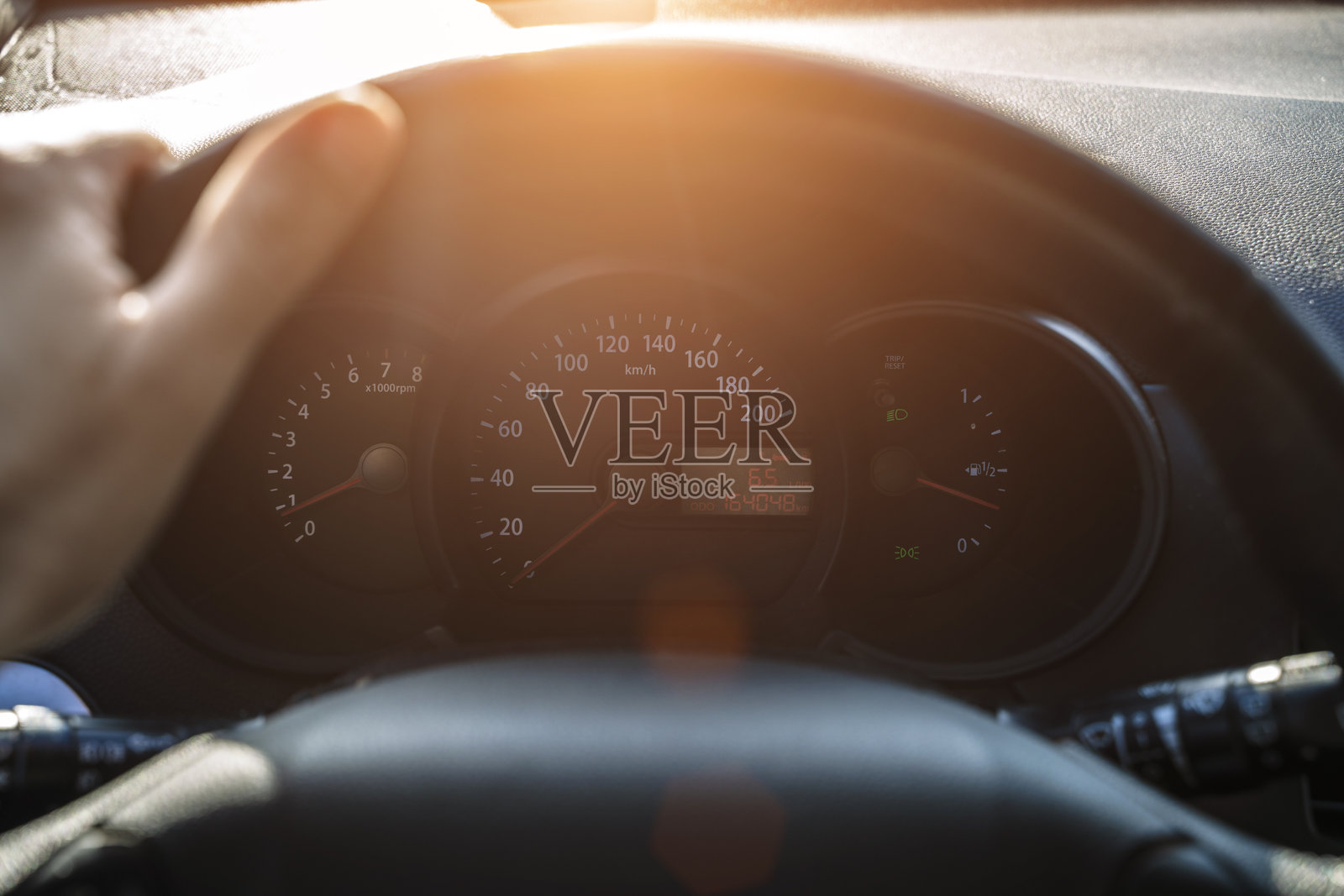 汽车仪表盘，驾驶员的手放在方向盘上。驾驶汽车。照片摄影图片