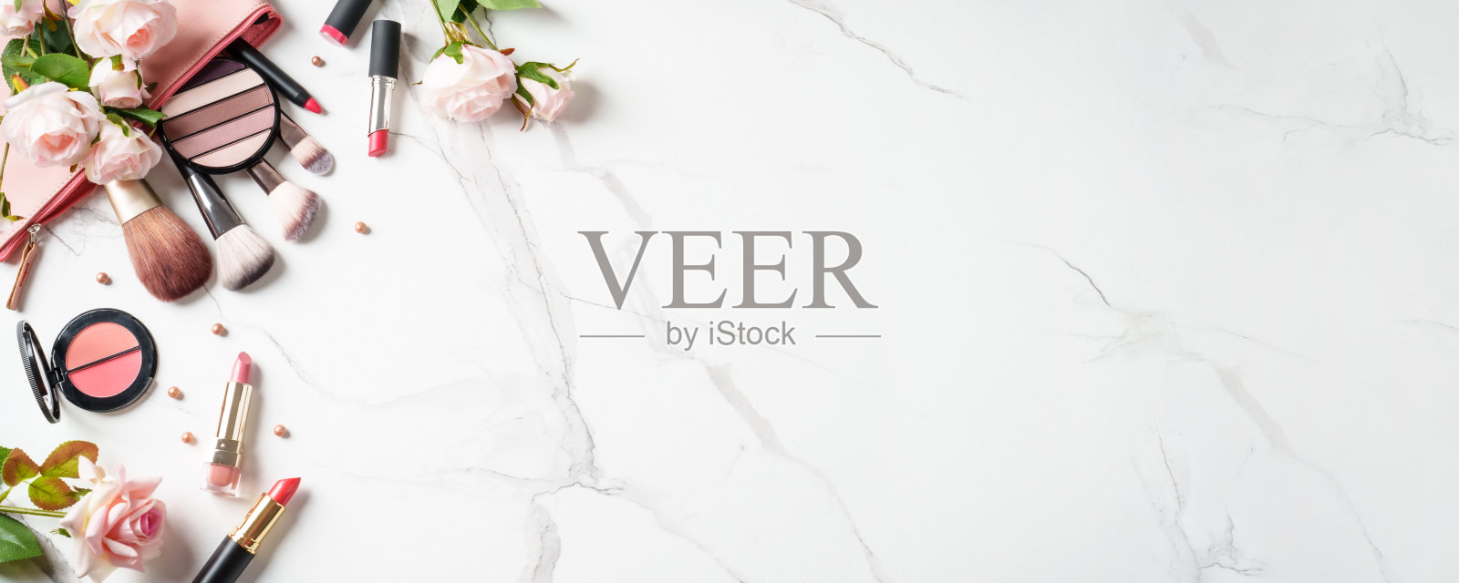 白色大理石背景上的化妆品展示。照片摄影图片