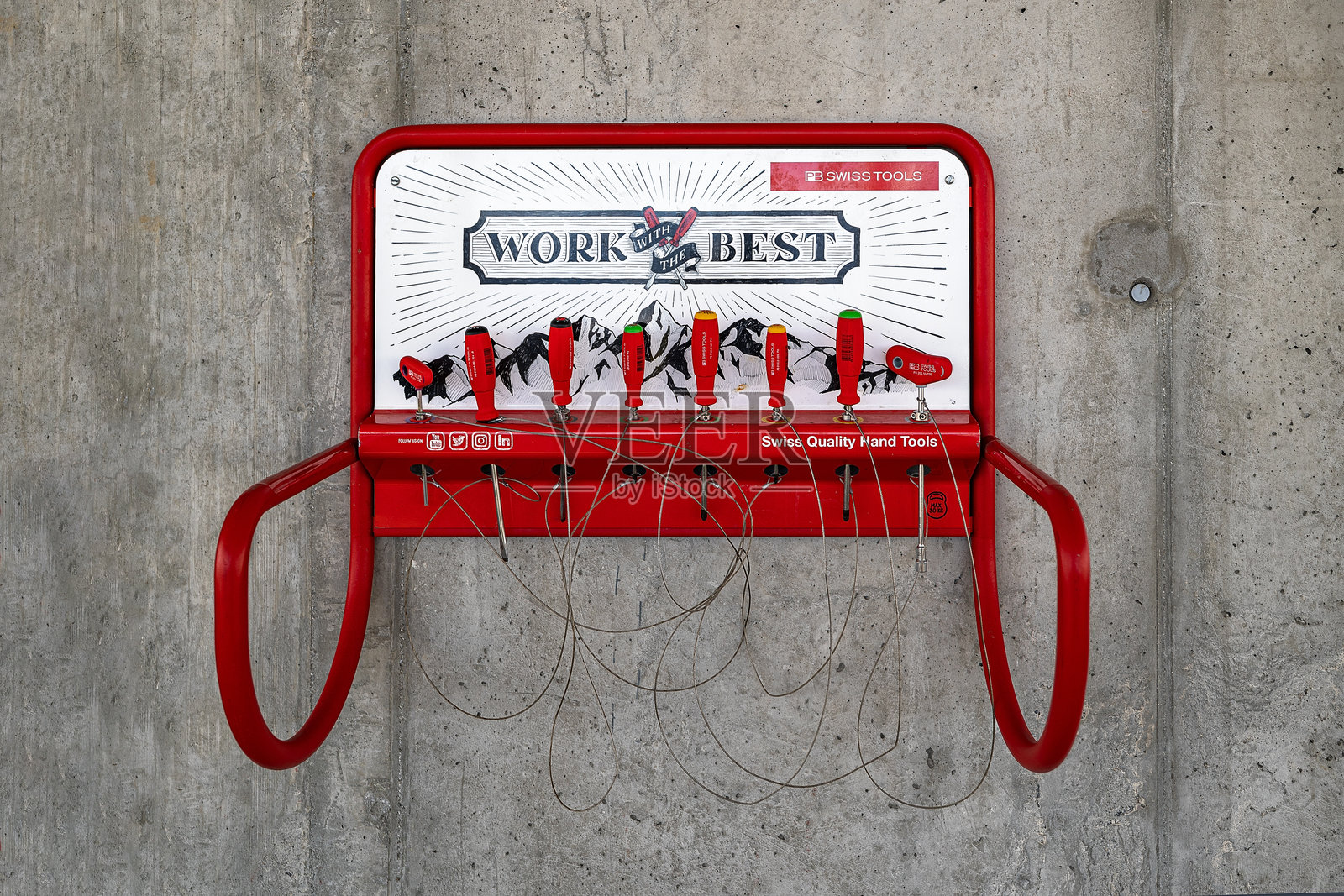 瑞士工具的多样化螺丝刀自助工具套件照片摄影图片