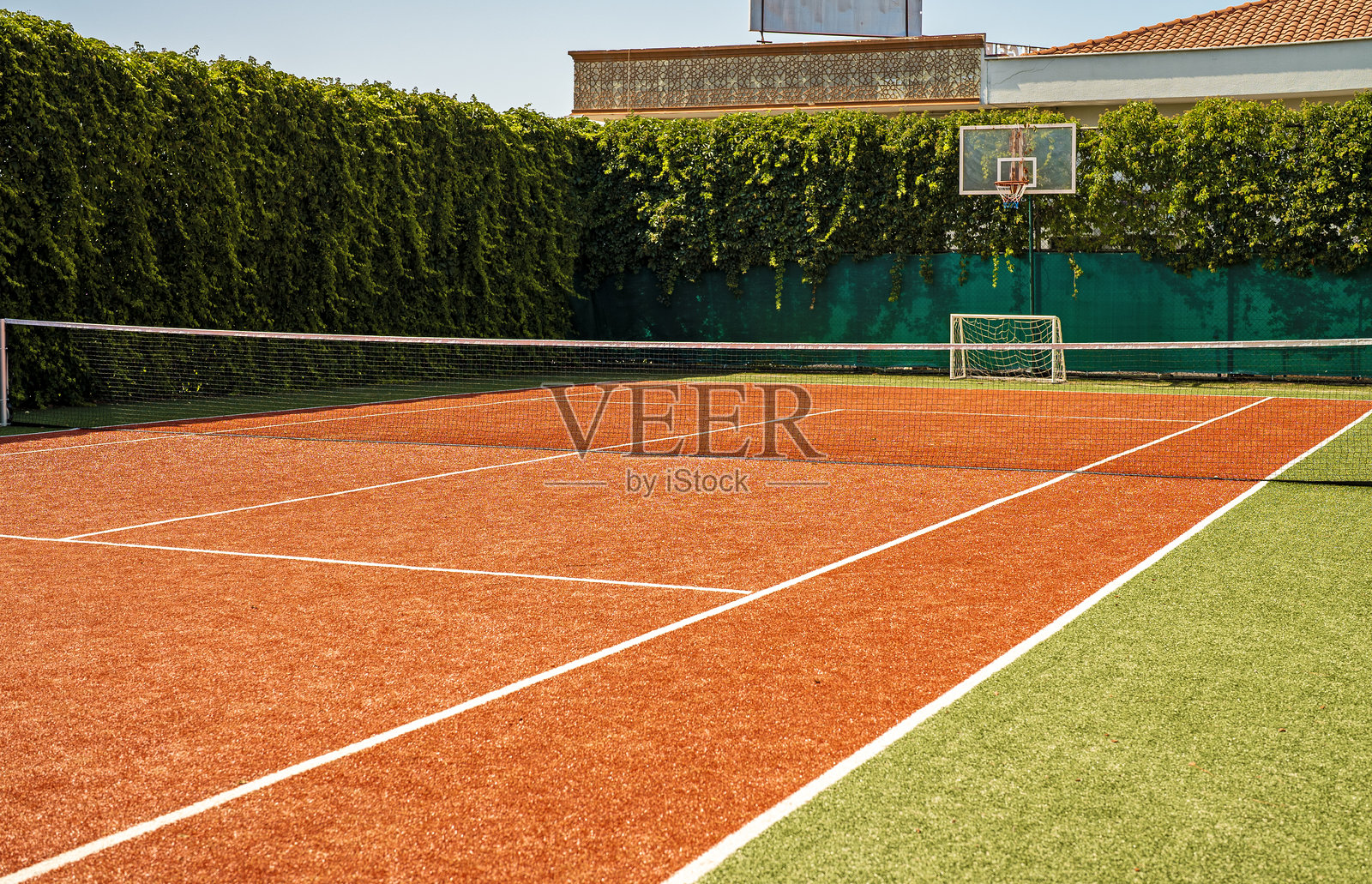 夏季空旷的网球练习场。照片摄影图片