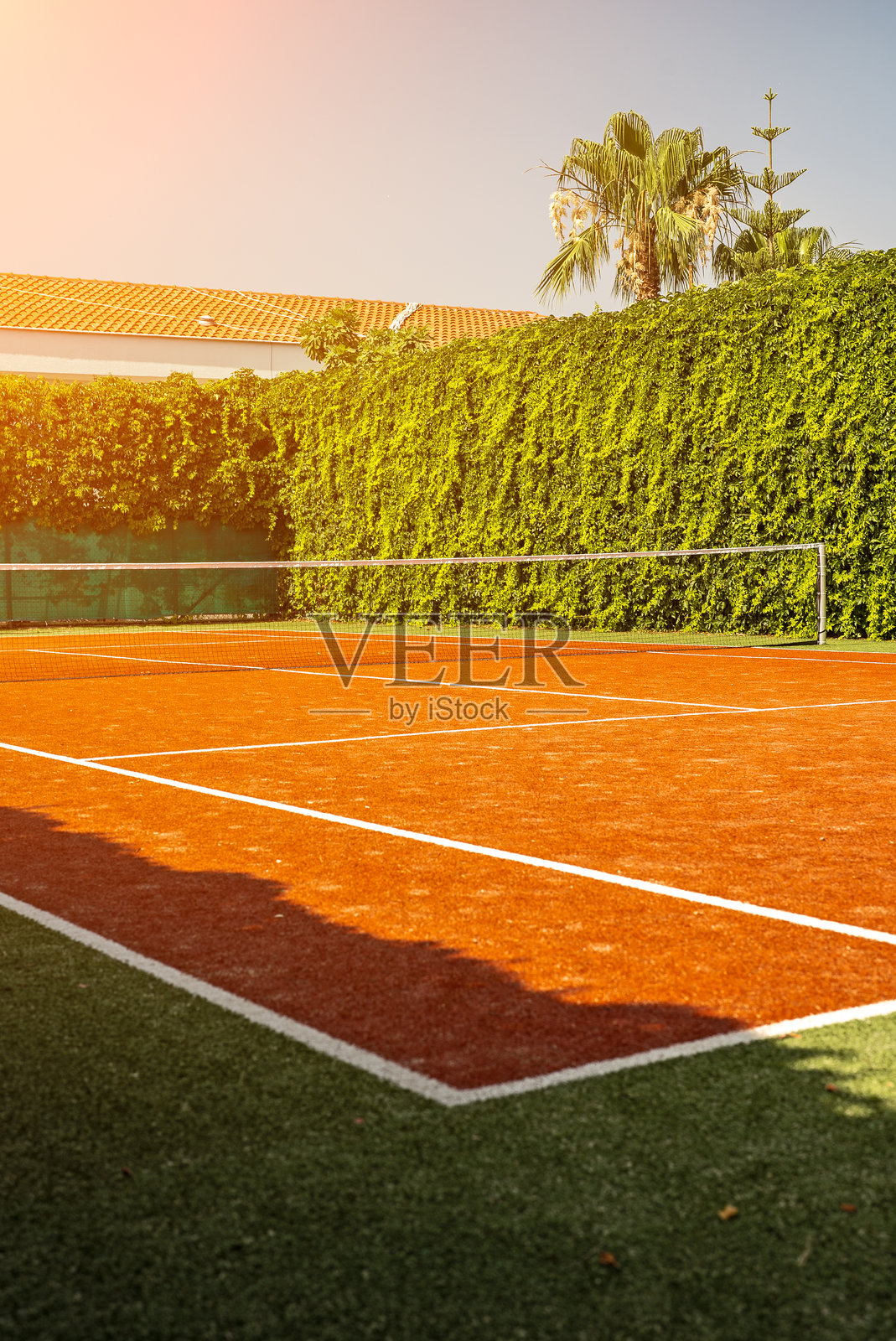 夏季空旷的网球练习场。照片摄影图片