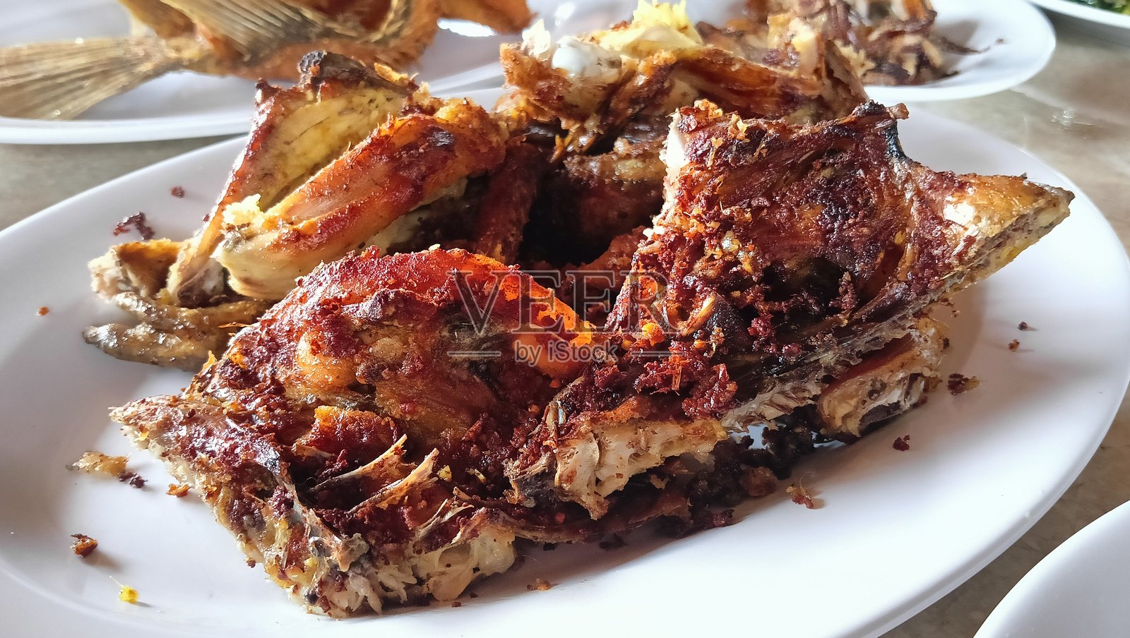 巴卡卡克鸡是印度尼西亚西爪哇巽他族的传统美食。它是用香料调味的鸡肉，经过烤制而成。照片摄影图片