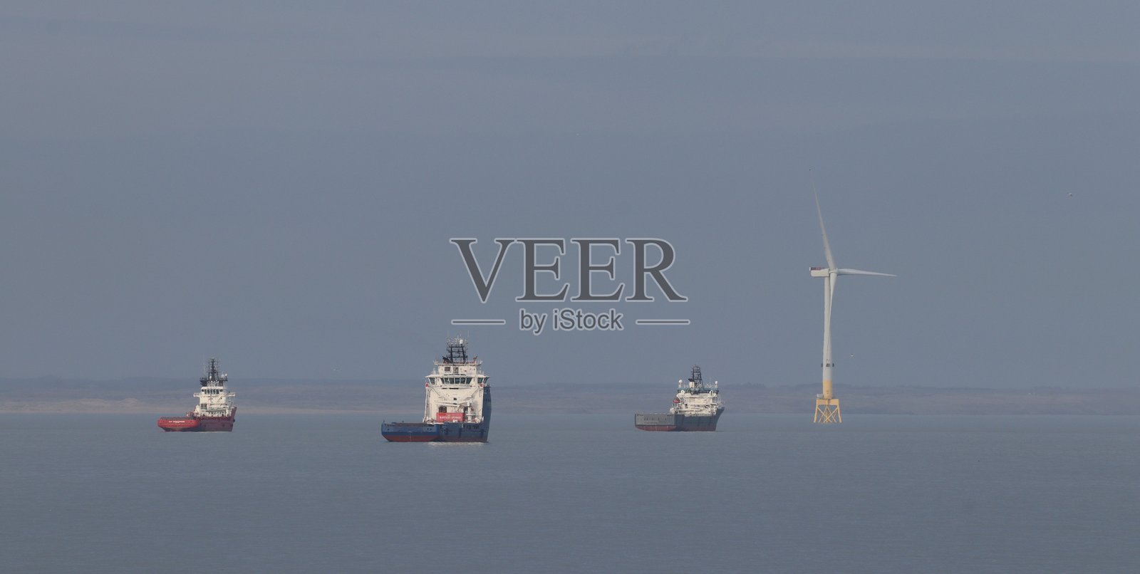 油供应船和风力涡轮机照片摄影图片