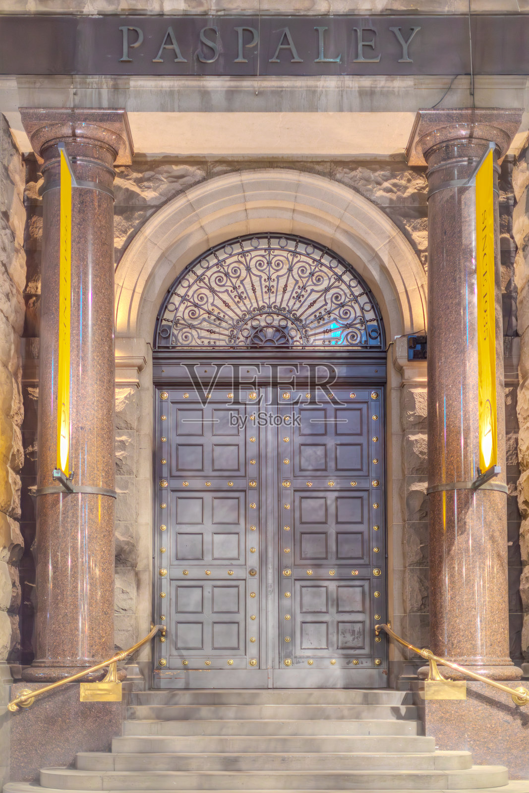 悉尼乔治街的历史砂岩建筑在夜间被照亮照片摄影图片