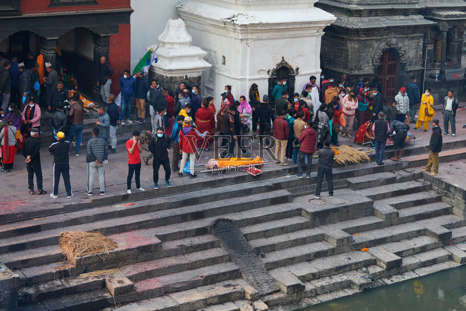 在帕舒帕提纳寺庙群的悲伤火葬仪式，从潘德拉湿婆神庙的视角观看照片摄影图片