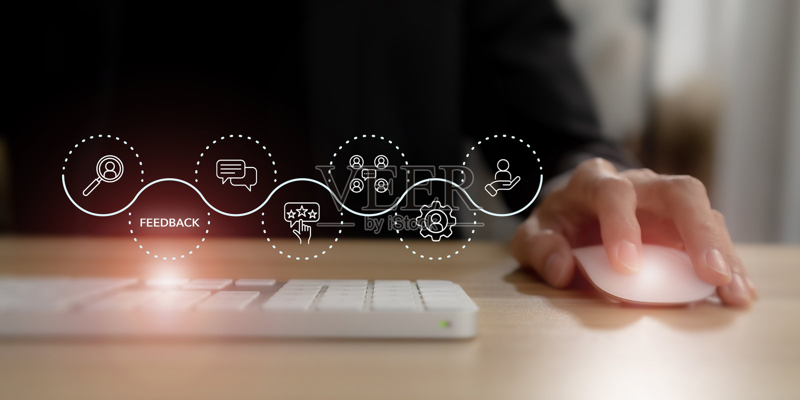 获取反馈以改进。倾听团队和客户的反馈以提高工作效率。团队沟通技巧、参与度、创意分享、开放心态、客户反馈和咨询。照片摄影图片