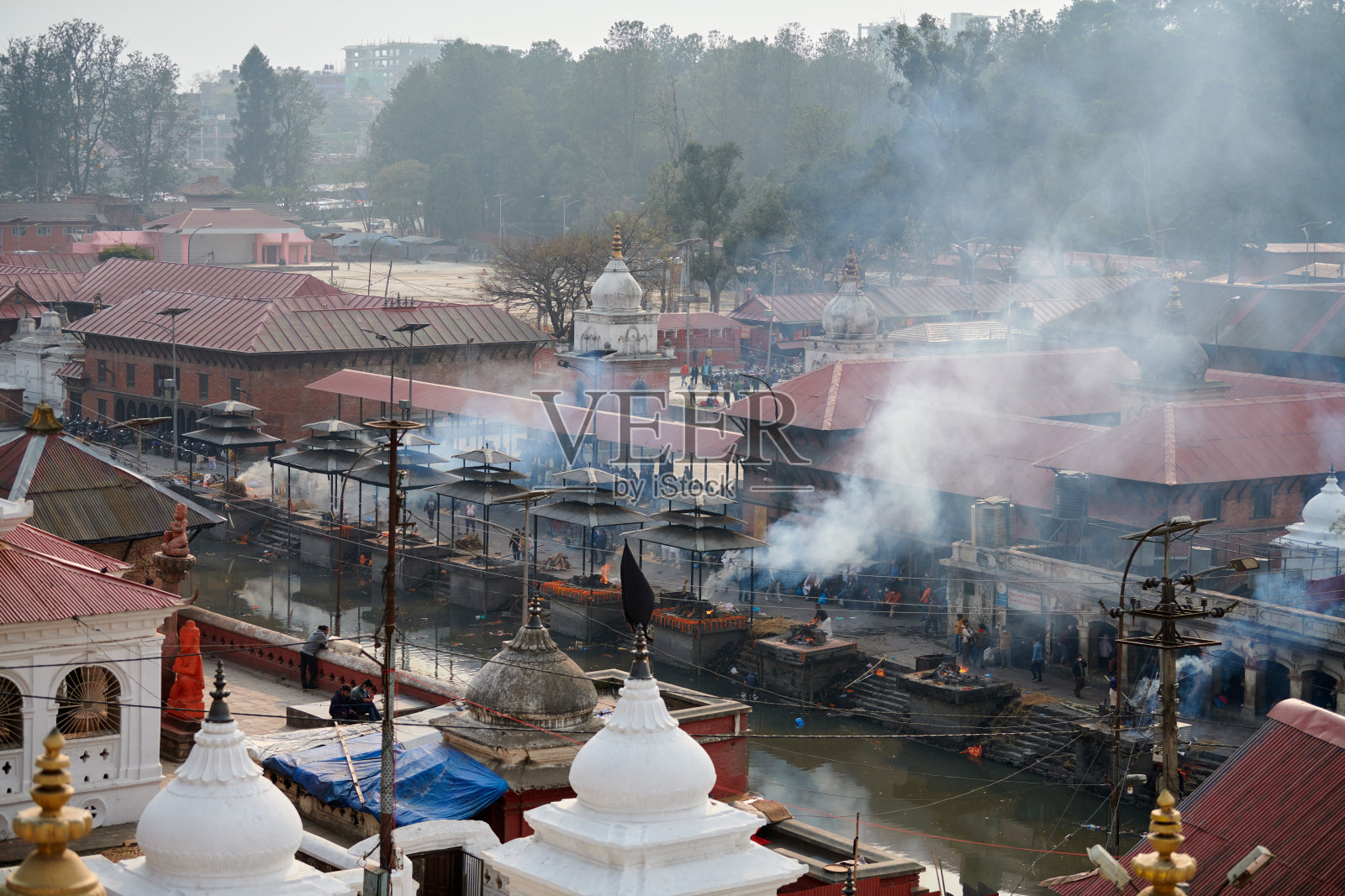 在帕舒帕提纳特寺庙群的悲伤火葬仪式，来自潘德拉湿婆神庙的视角照片摄影图片