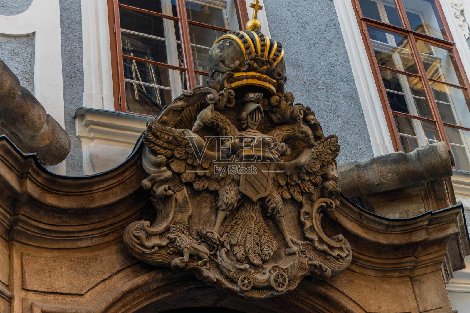 布拉格。捷克共和国。米勒西莫宫入口上方的石质徽章。照片摄影图片