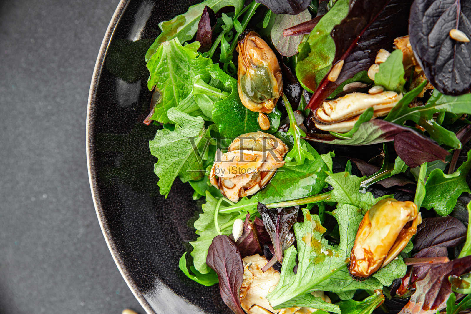 贻贝沙拉，混合生菜和海鲜，新鲜美味的菜肴，精致的美食，桌上的乡村风格背景，俯视图，留白，生酮和古饮食，素食主义，海鲜素食饮食照片摄影图片