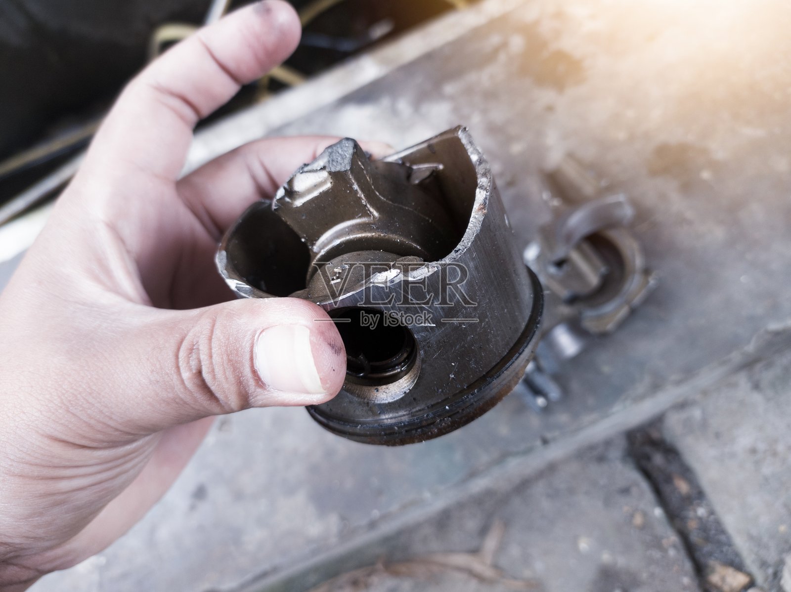 发动机活塞因润滑不良而断裂。照片摄影图片