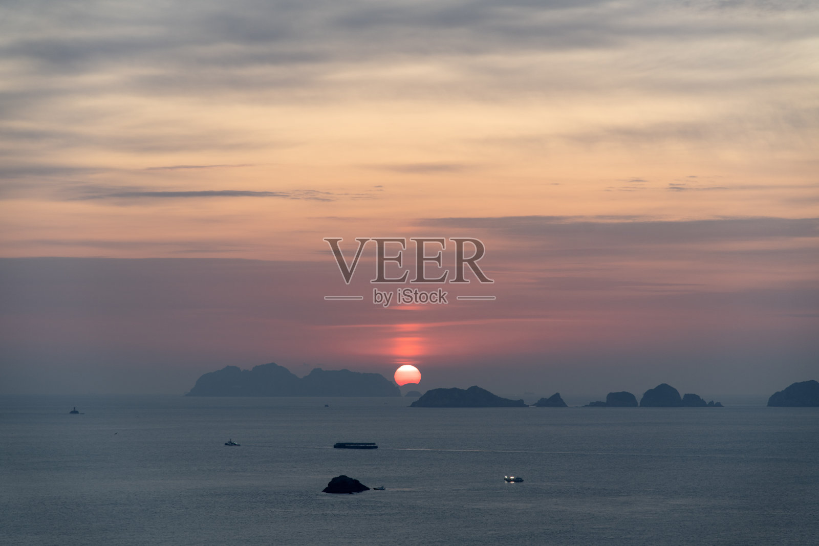 海上日出与多云的天空照片摄影图片