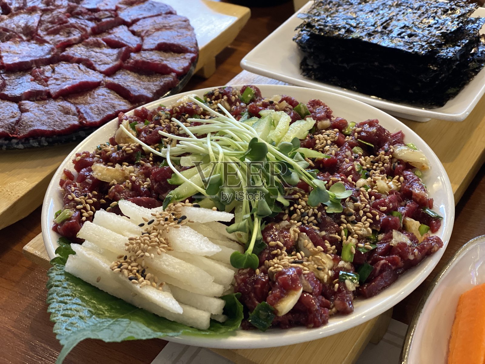 韩国生牛肉塔塔（拌生肉和肉惠）照片摄影图片